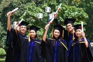 10 sinh viên xuất sắc nhận học bổng trị giá 34,500 USD