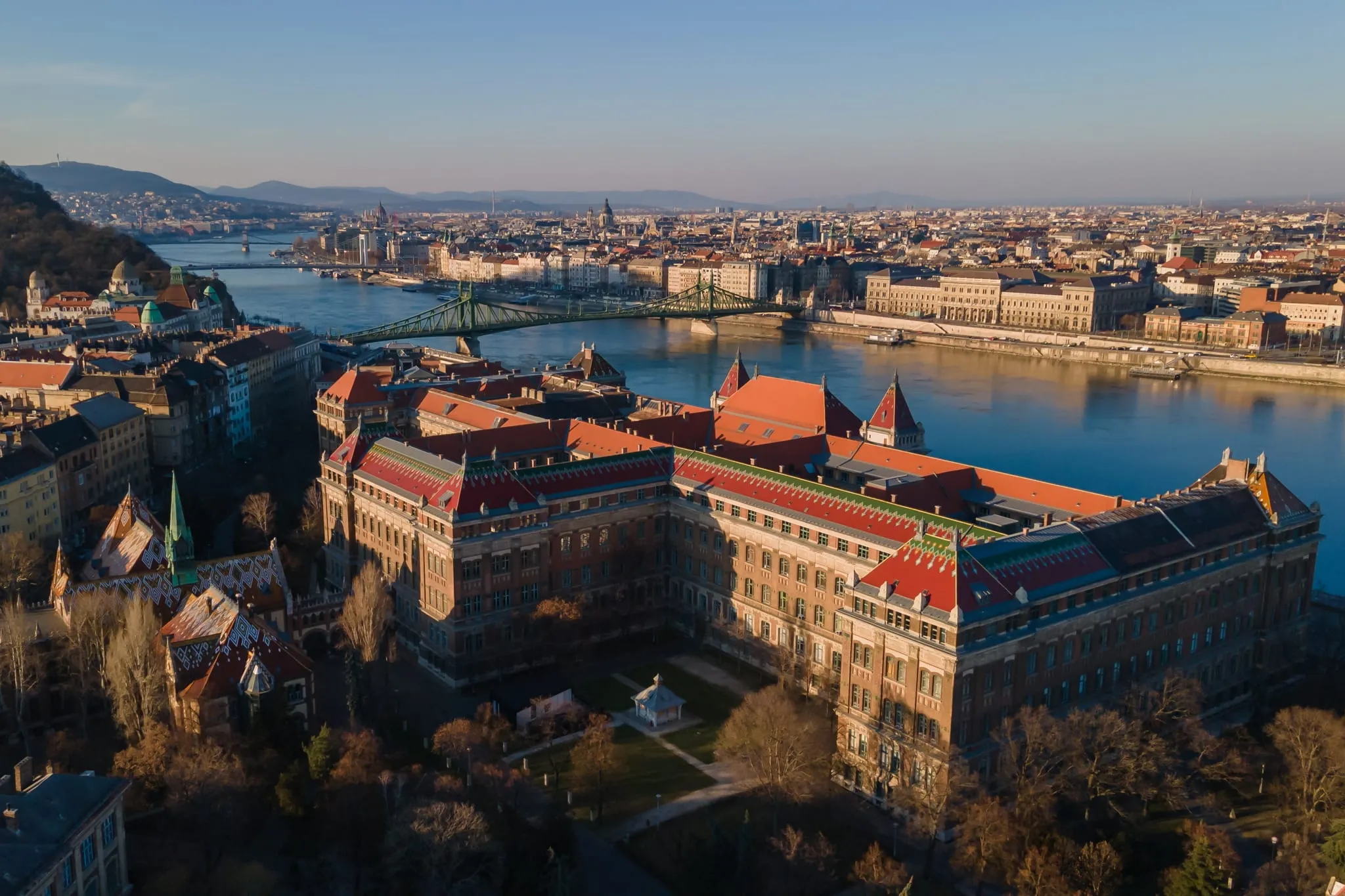 Đại học Công nghệ và Kinh tế Budapest (BME) năm 1782, là học viện đầu tiên ở châu Âu đào tạo kỹ sư.